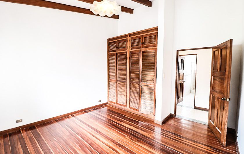 Apartamento de un nivel de 3 habit. en Bello Horizonte Escazú