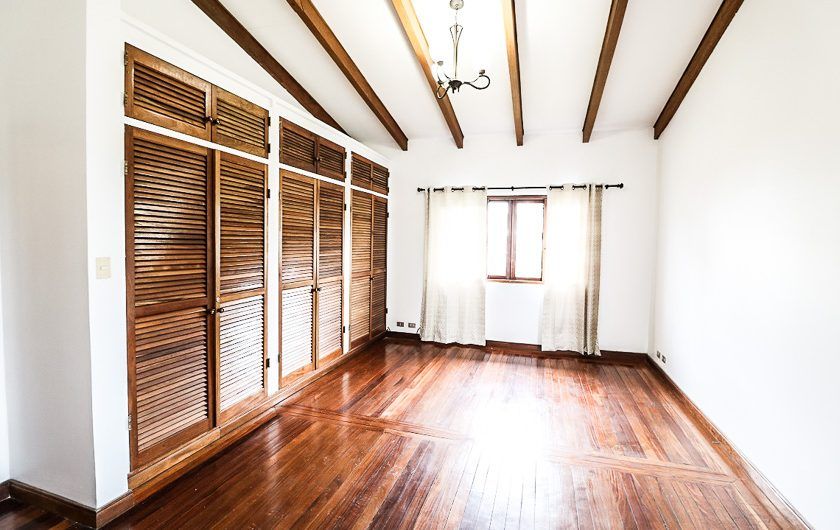 Apartamento de un nivel de 3 habit. en Bello Horizonte Escazú