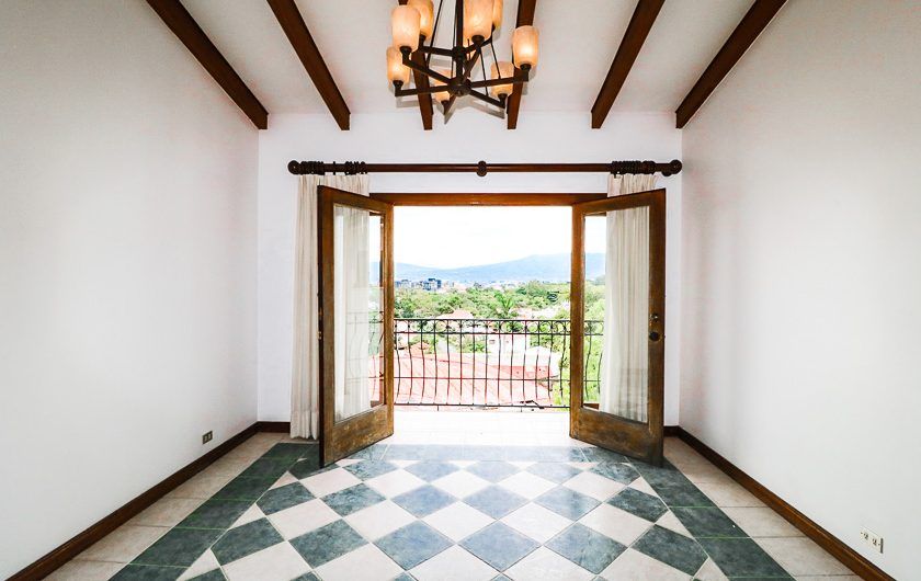 Apartamento de un nivel de 3 habit. en Bello Horizonte Escazú