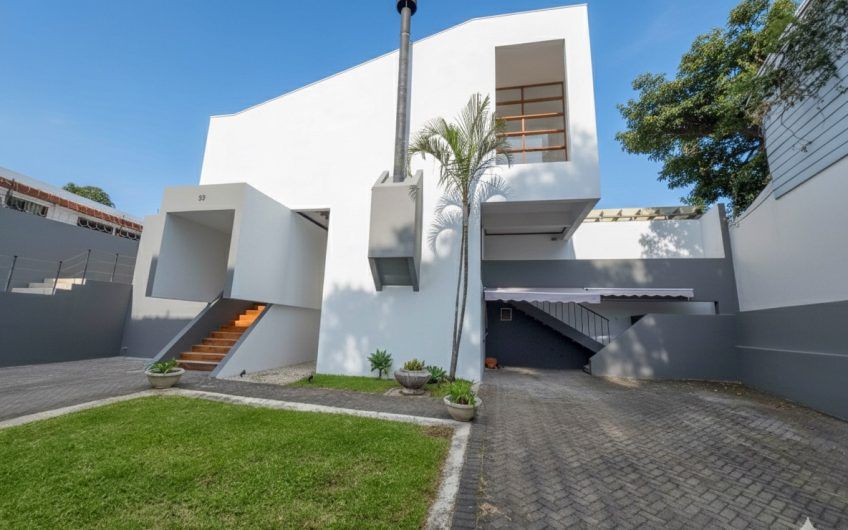 Casa de 370 m2 con 561 m2 lote en residencial en San Rafael Escazú