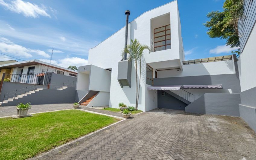 Casa de 370 m2 con 561 m2 lote en residencial en San Rafael Escazú