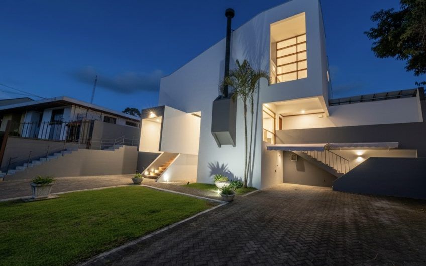 Casa de 370 m2 con 561 m2 lote en residencial en San Rafael Escazú