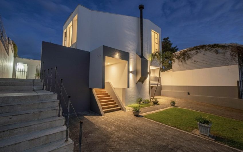 Casa de 370 m2 con 561 m2 lote en residencial en San Rafael Escazú