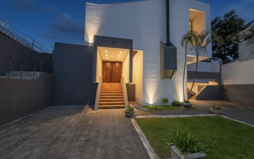 Casa de 370 m2 con 561 m2 lote en residencial en San Rafael Escazú