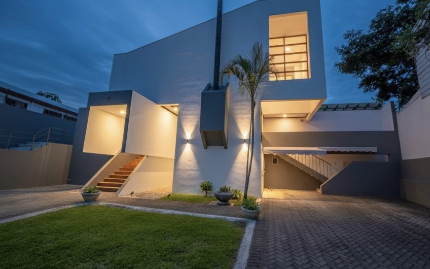Casa de 370 m2 con 561 m2 lote en residencial en San Rafael Escazú