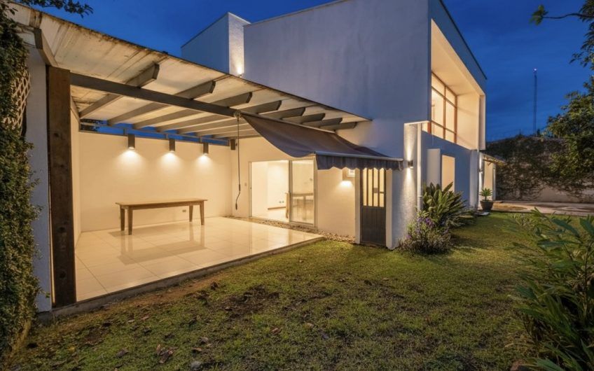 Casa de 370 m2 con 561 m2 lote en residencial en San Rafael Escazú