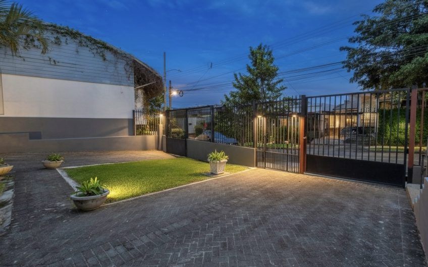 Casa de 370 m2 con 561 m2 lote en residencial en San Rafael Escazú
