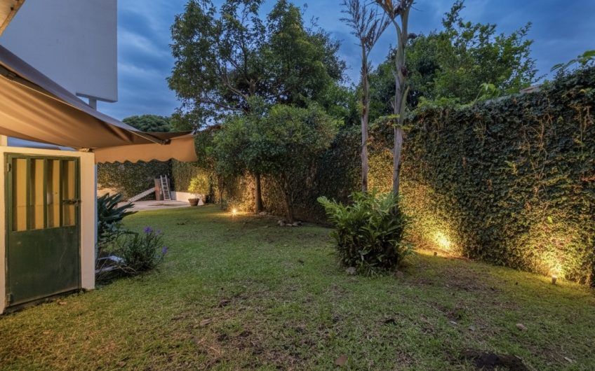 Casa de 370 m2 con 561 m2 lote en residencial en San Rafael Escazú