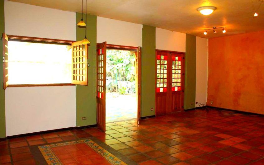 Oportunidad! Propiedad de 1.400 m2 con 2 casas en San Rafael Escazú x Country Club