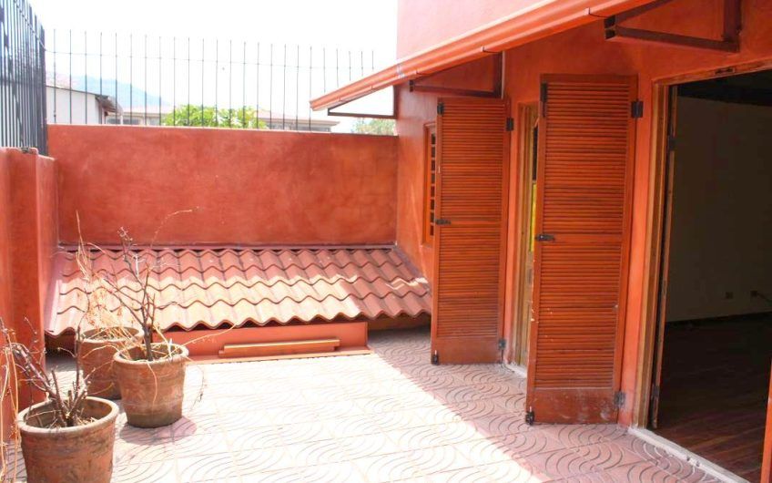 Oportunidad! Propiedad de 1.400 m2 con 2 casas en San Rafael Escazú x Country Club