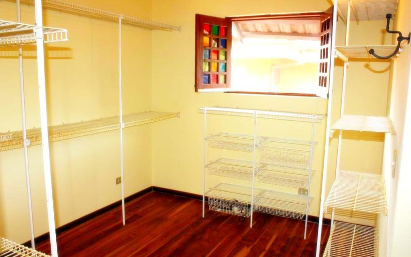 Oportunidad! Propiedad de 1.400 m2 con 2 casas en San Rafael Escazú x Country Club