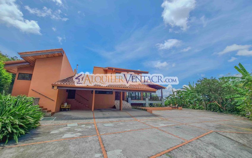 Casa de 450 m2 con piscina propia y vista con 5.500 m2 de lote Escazú