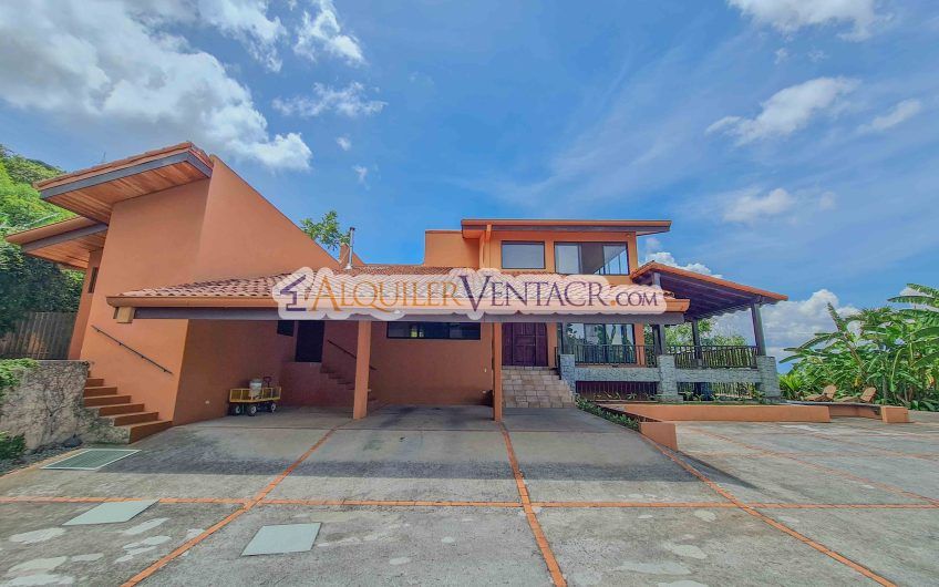 Casa de 450 m2 con piscina propia y vista con 5.500 m2 de lote Escazú