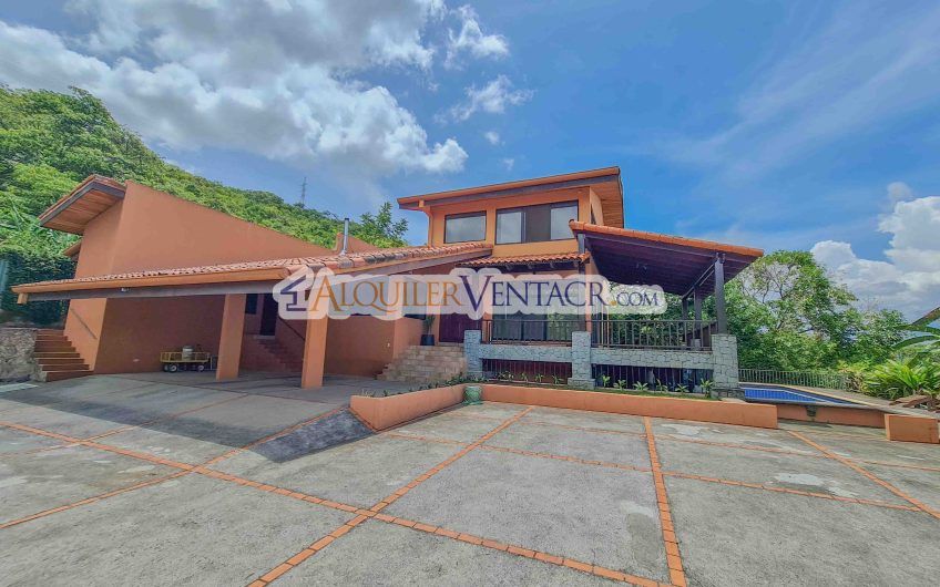 Casa de 450 m2 con piscina propia y vista con 5.500 m2 de lote Escazú