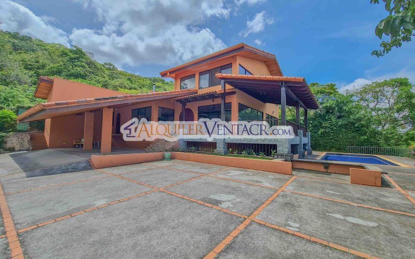 Casa de 450 m2 con piscina propia y vista con 5.500 m2 de lote Escazú