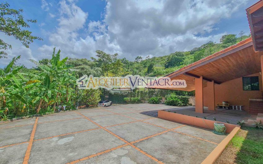 Casa de 450 m2 con piscina propia y vista con 5.500 m2 de lote Escazú
