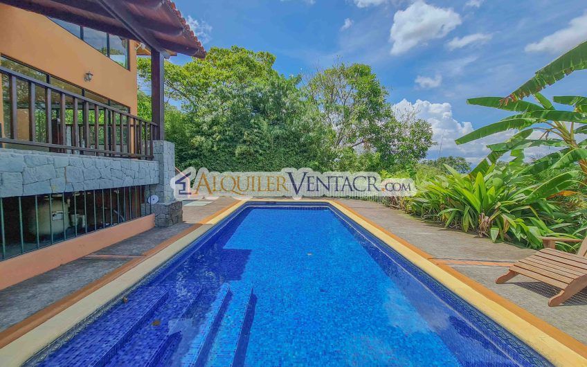 Casa de 450 m2 con piscina propia y vista con 5.500 m2 de lote Escazú