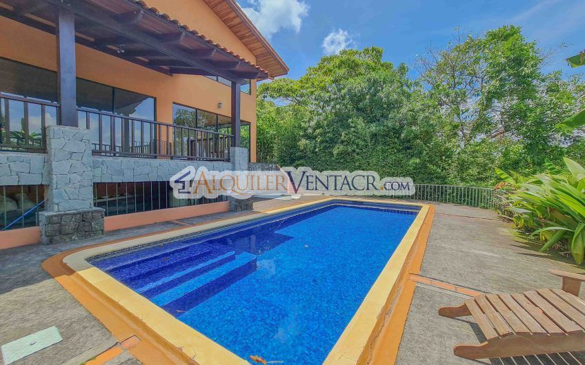 Casa de 450 m2 con piscina propia y vista con 5.500 m2 de lote Escazú
