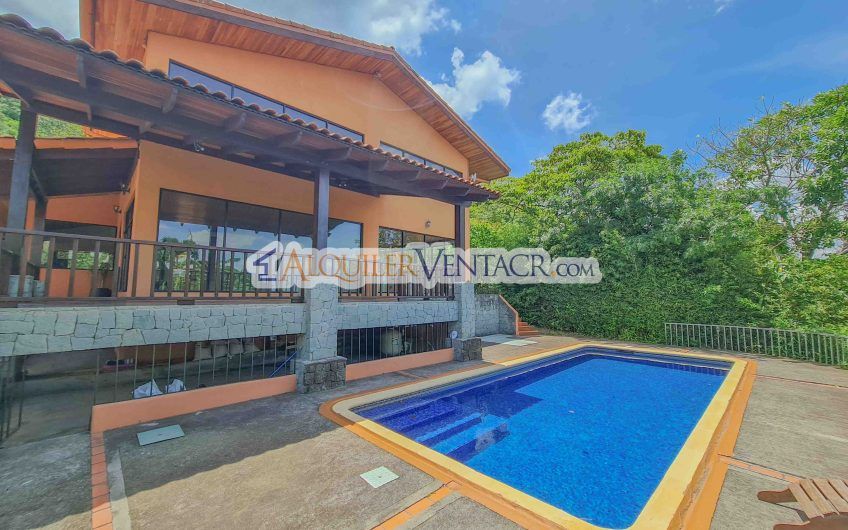 Casa de 450 m2 con piscina propia y vista con 5.500 m2 de lote Escazú