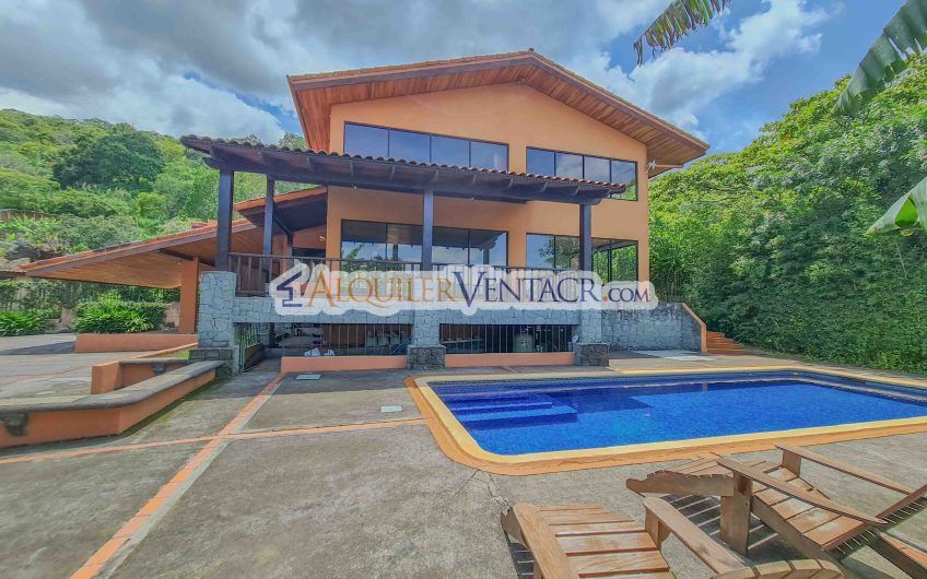 Casa de 450 m2 con piscina propia y vista con 5.500 m2 de lote Escazú