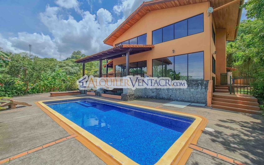 Casa de 450 m2 con piscina propia y vista con 5.500 m2 de lote Escazú