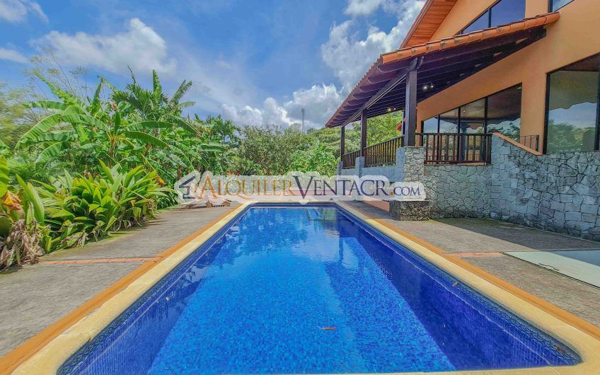 Casa de 450 m2 con piscina propia y vista con 5.500 m2 de lote Escazú