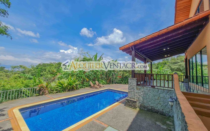 Casa de 450 m2 con piscina propia y vista con 5.500 m2 de lote Escazú