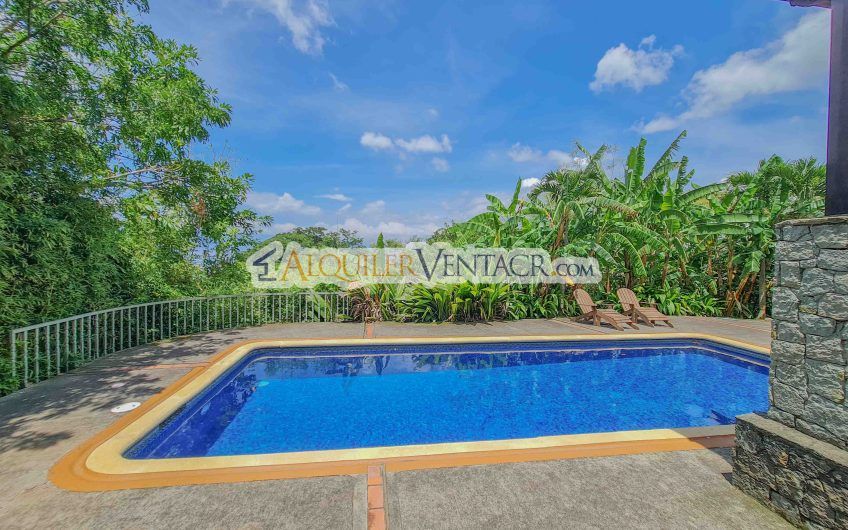 Casa de 450 m2 con piscina propia y vista con 5.500 m2 de lote Escazú