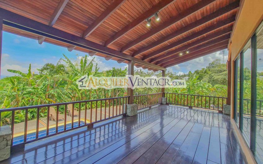 Casa de 450 m2 con piscina propia y vista con 5.500 m2 de lote Escazú