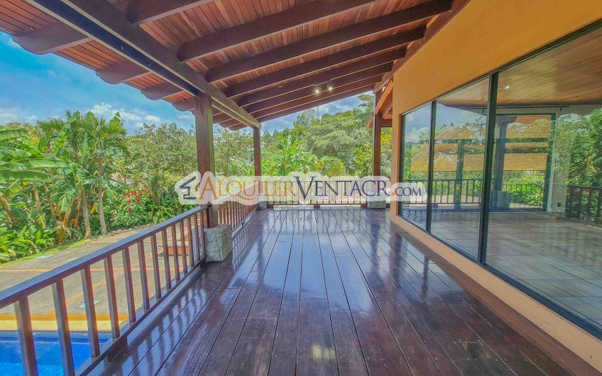 Casa de 450 m2 con piscina propia y vista con 5.500 m2 de lote Escazú