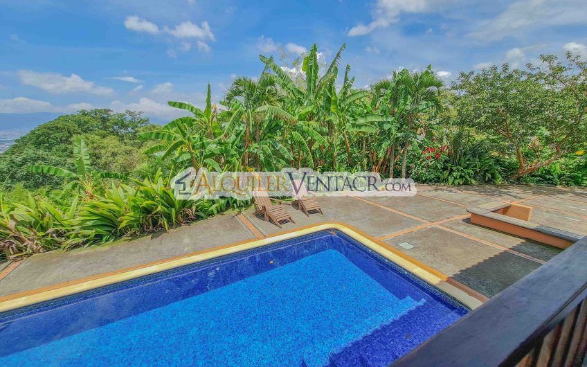 Casa de 450 m2 con piscina propia y vista con 5.500 m2 de lote Escazú