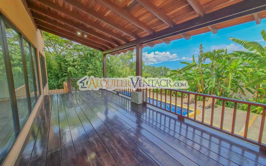 Casa de 450 m2 con piscina propia y vista con 5.500 m2 de lote Escazú