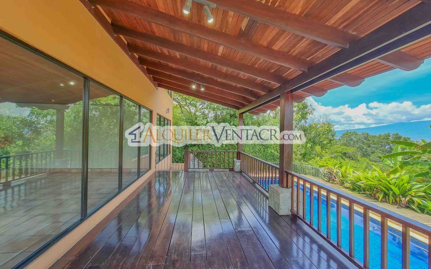 Casa de 450 m2 con piscina propia y vista con 5.500 m2 de lote Escazú