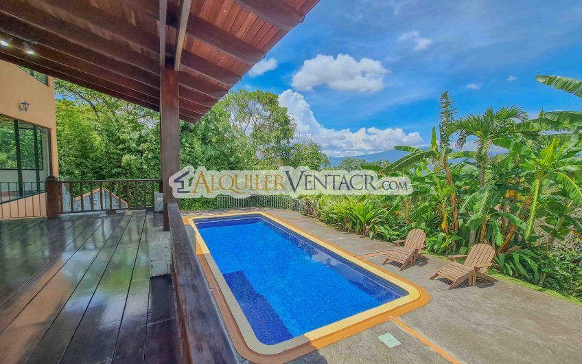 Casa de 450 m2 con piscina propia y vista con 5.500 m2 de lote Escazú