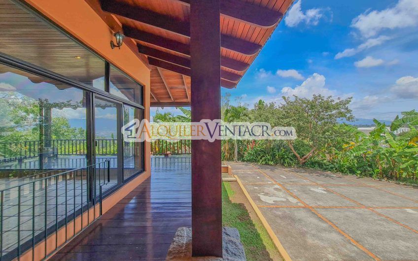 Casa de 450 m2 con piscina propia y vista con 5.500 m2 de lote Escazú
