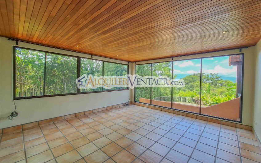 Casa de 450 m2 con piscina propia y vista con 5.500 m2 de lote Escazú
