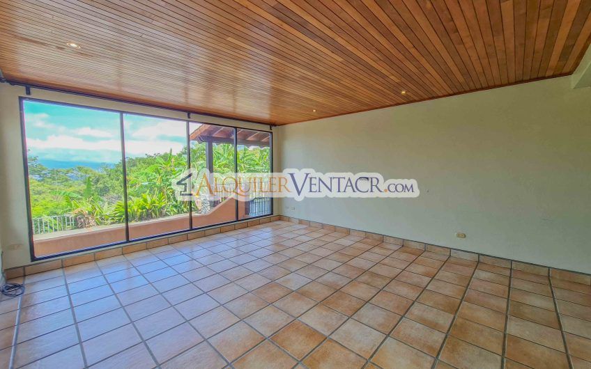 Casa de 450 m2 con piscina propia y vista con 5.500 m2 de lote Escazú