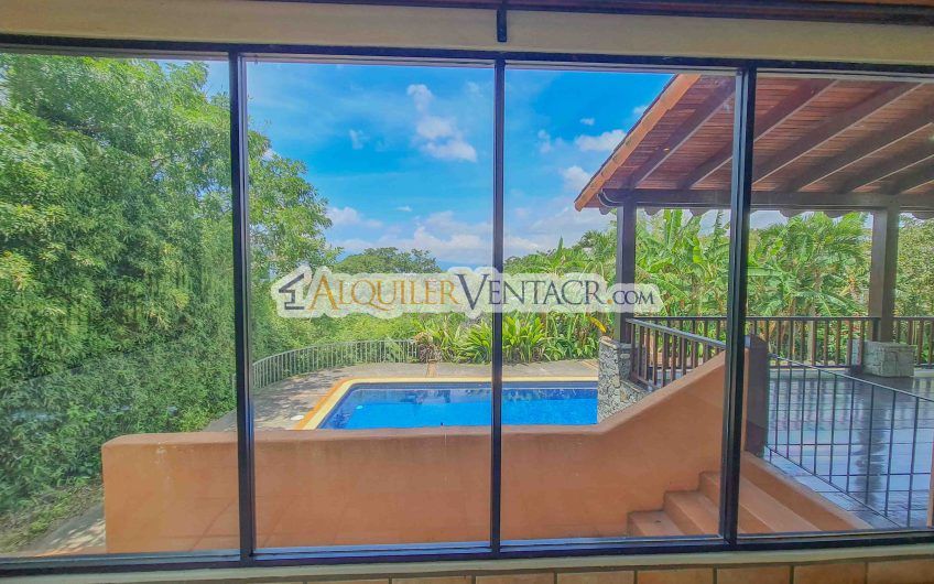 Casa de 450 m2 con piscina propia y vista con 5.500 m2 de lote Escazú