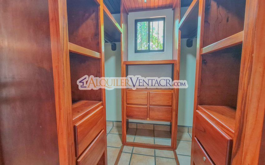 Casa de 450 m2 con piscina propia y vista con 5.500 m2 de lote Escazú