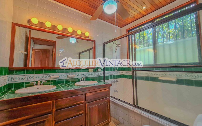 Casa de 450 m2 con piscina propia y vista con 5.500 m2 de lote Escazú