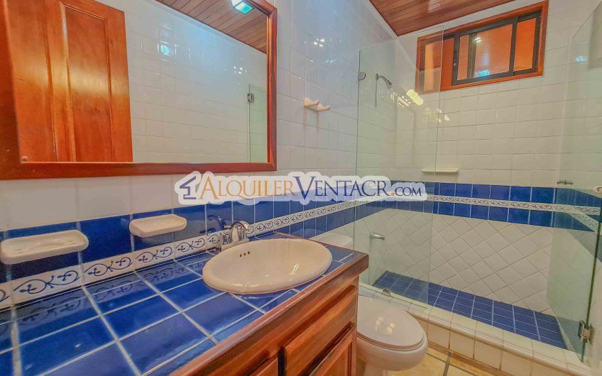 Casa de 450 m2 con piscina propia y vista con 5.500 m2 de lote Escazú