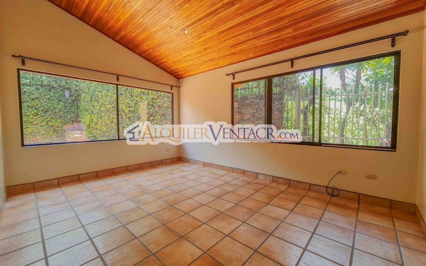 Casa de 450 m2 con piscina propia y vista con 5.500 m2 de lote Escazú