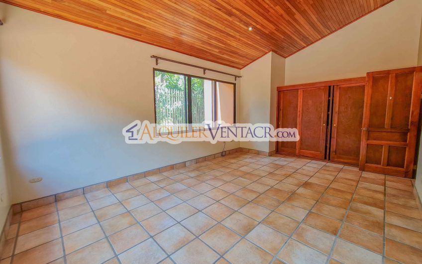 Casa de 450 m2 con piscina propia y vista con 5.500 m2 de lote Escazú