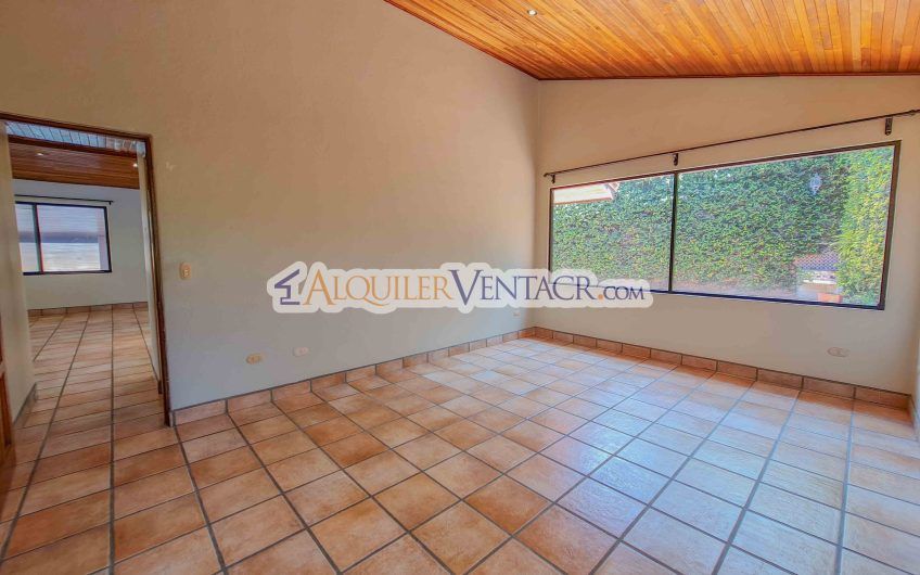 Casa de 450 m2 con piscina propia y vista con 5.500 m2 de lote Escazú