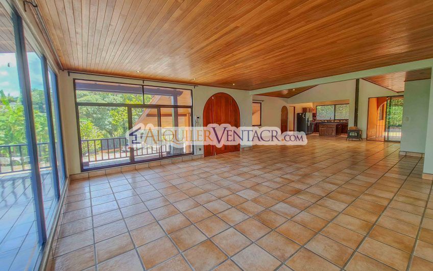 Casa de 450 m2 con piscina propia y vista con 5.500 m2 de lote Escazú