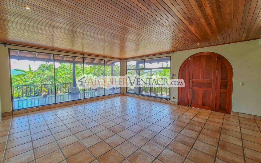 Casa de 450 m2 con piscina propia y vista con 5.500 m2 de lote Escazú