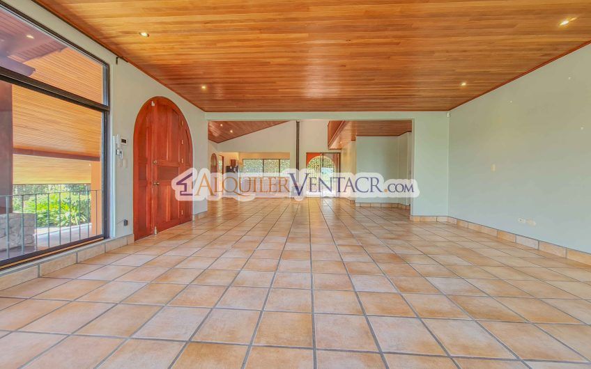Casa de 450 m2 con piscina propia y vista con 5.500 m2 de lote Escazú
