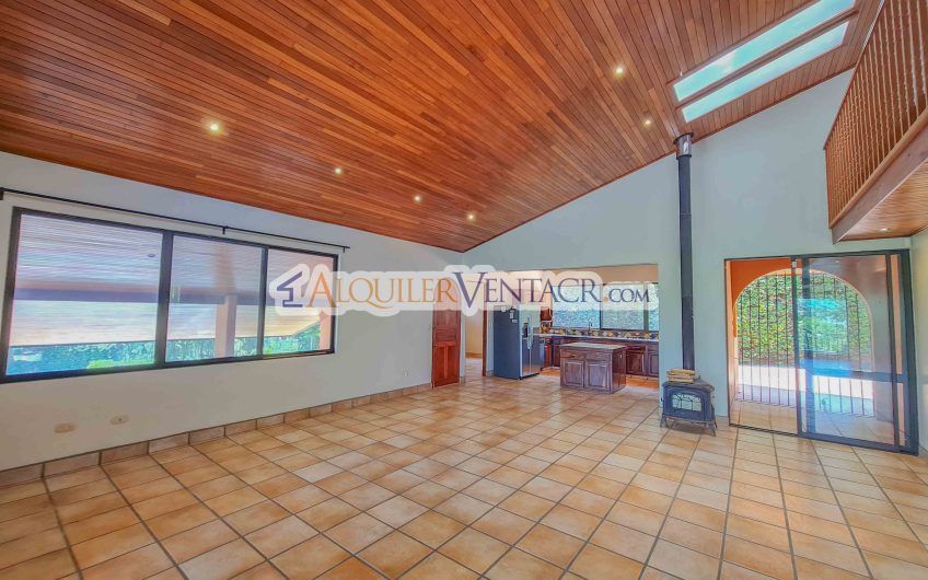 Casa de 450 m2 con piscina propia y vista con 5.500 m2 de lote Escazú