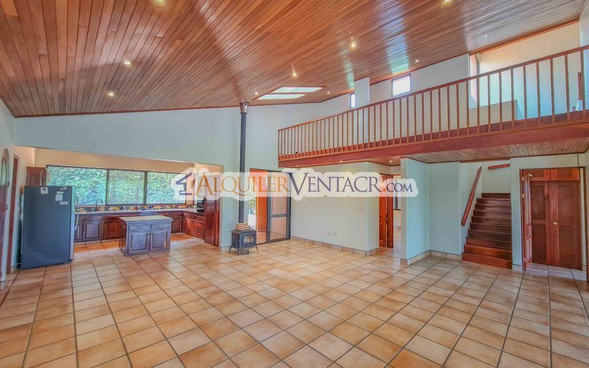 Casa de 450 m2 con piscina propia y vista con 5.500 m2 de lote Escazú