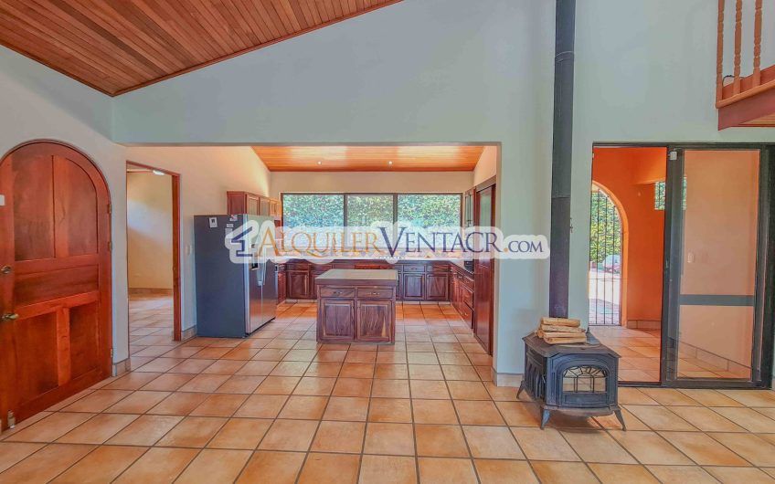 Casa de 450 m2 con piscina propia y vista con 5.500 m2 de lote Escazú